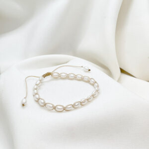 Bransoletka makrama z beżowego sznurka z perłami hodowlanymi