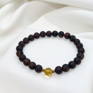 Bransoletka z matowego ciemnego bursztynu z miodowym akcentem