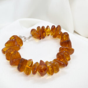 Bransoletka z koniakowego bursztynu o nieregularnych kształtach