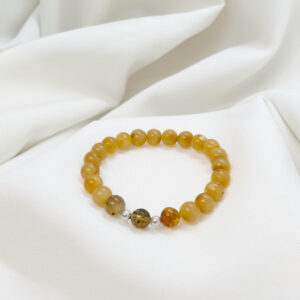 Bransoletka z mlecznego bursztynu z kolorowym akcentem