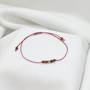 Bransoletka z kuleczek bursztynowych ze złotem 585 na czerwonym sznurku